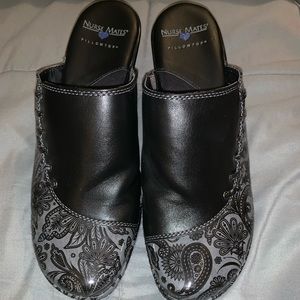 Nursemates paisley clogs women’s size 7.5